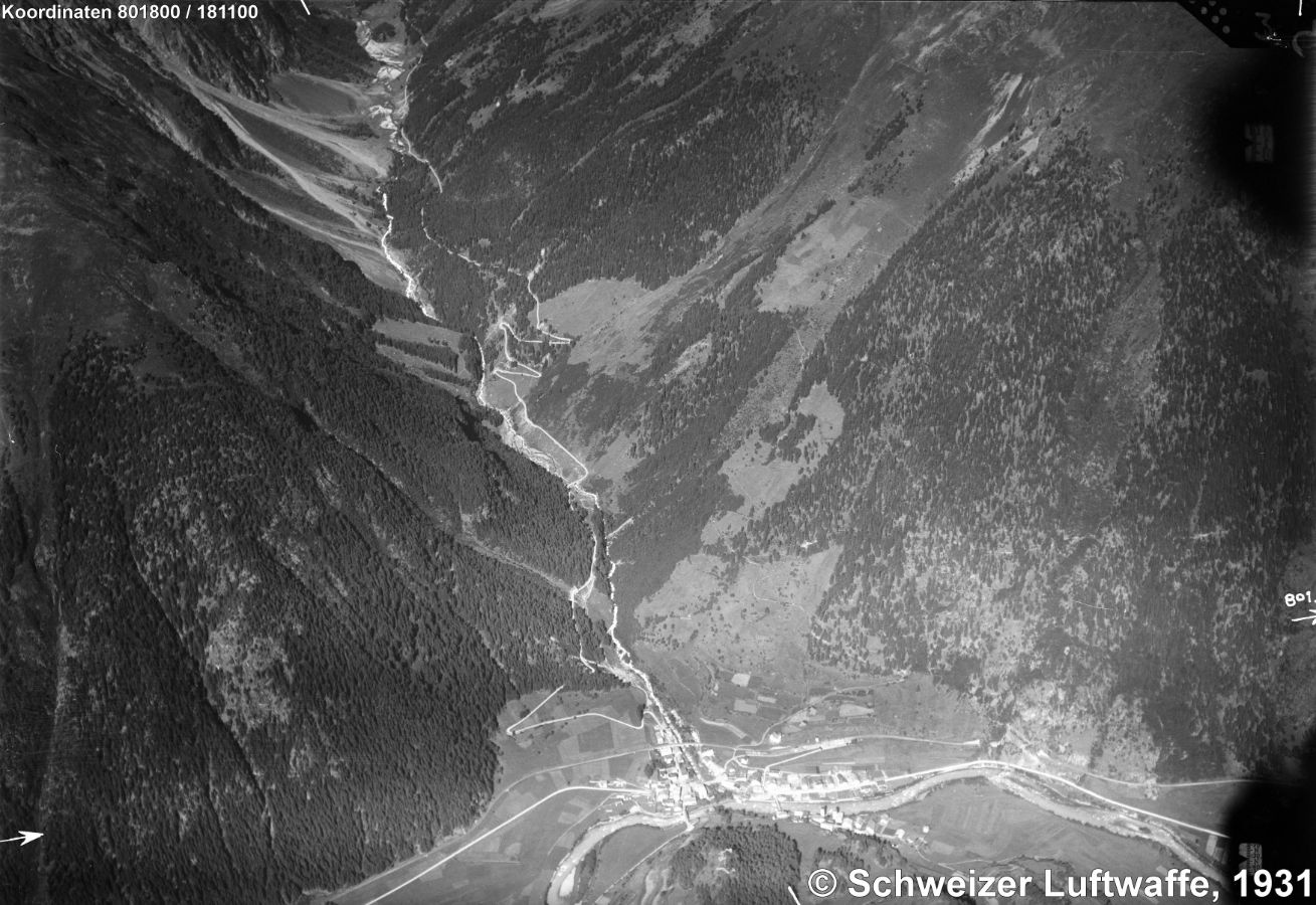 Susch im August 1931, Blick ins Val Susasca mit Flüela-Passstrasse. Zum rechten unteren Bildrand Richtung Lavin.